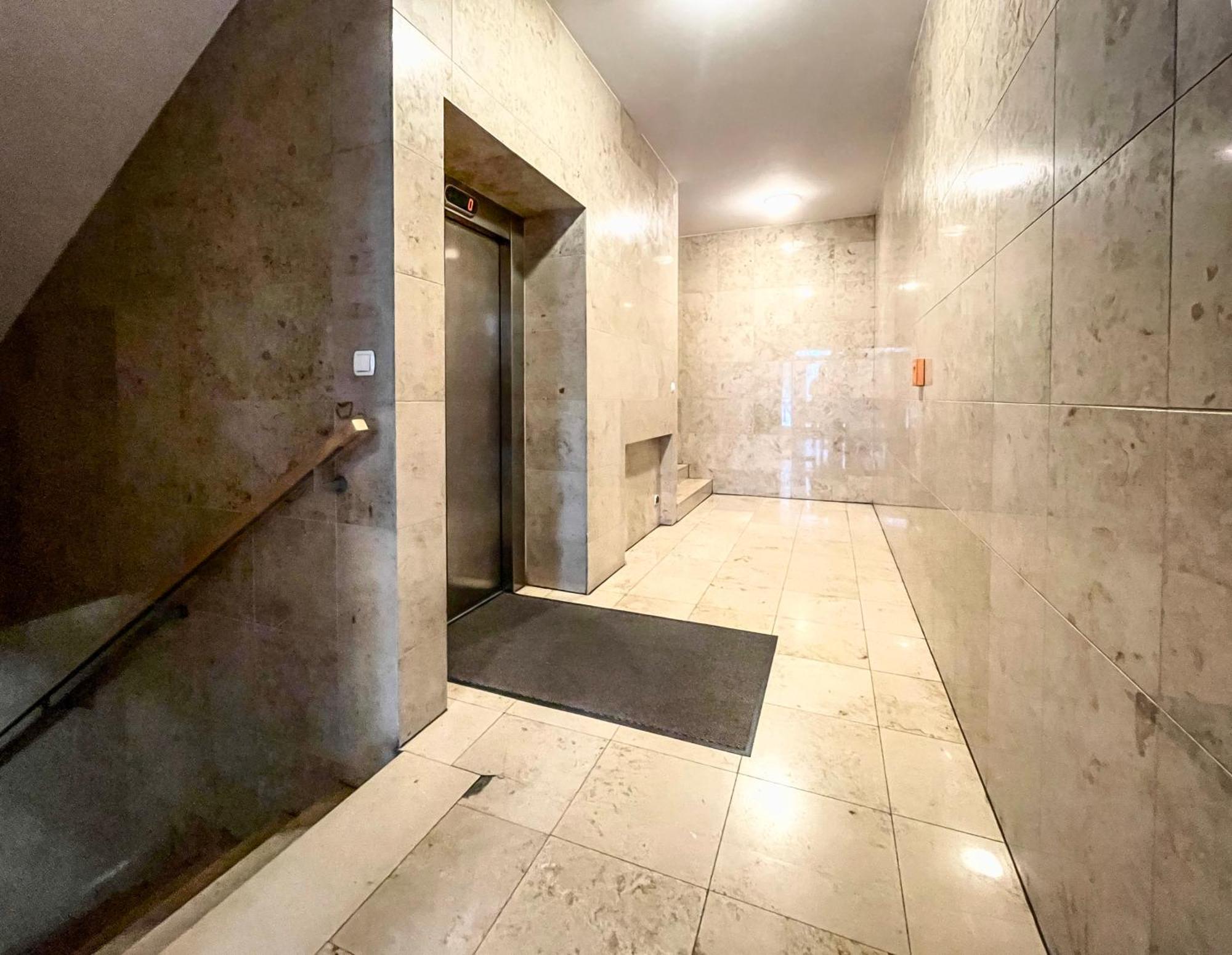 Top 1 Center Near Riverside With Parking Apartment *